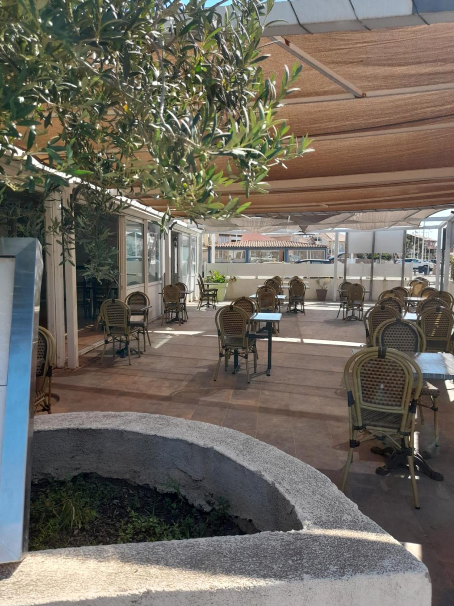 Hotel Restaurant Calypso Fos-sur-Mer Bagian luar foto