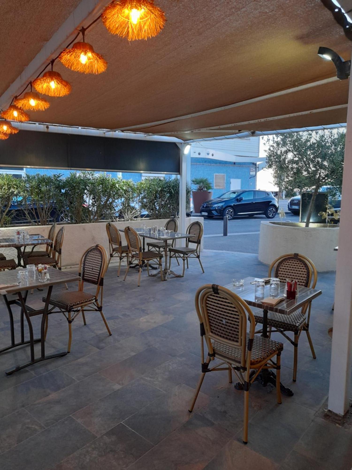 Hotel Restaurant Calypso Fos-sur-Mer Bagian luar foto