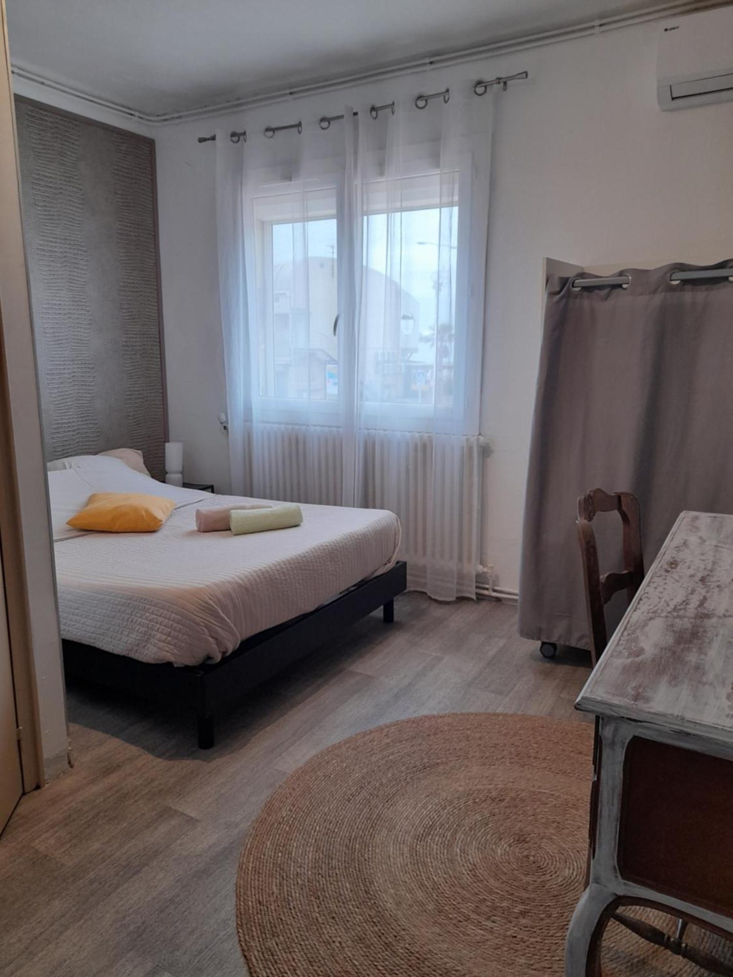 Hotel Restaurant Calypso Fos-sur-Mer Bagian luar foto