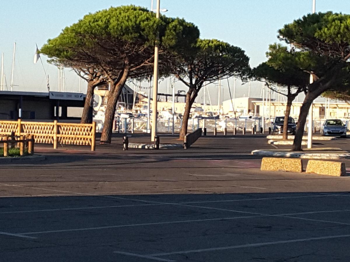 Hotel Restaurant Calypso Fos-sur-Mer Bagian luar foto